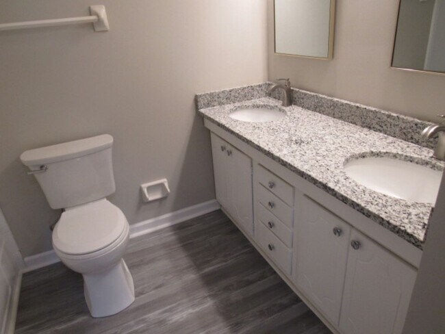 Building Photo - Convenient Northeast location!