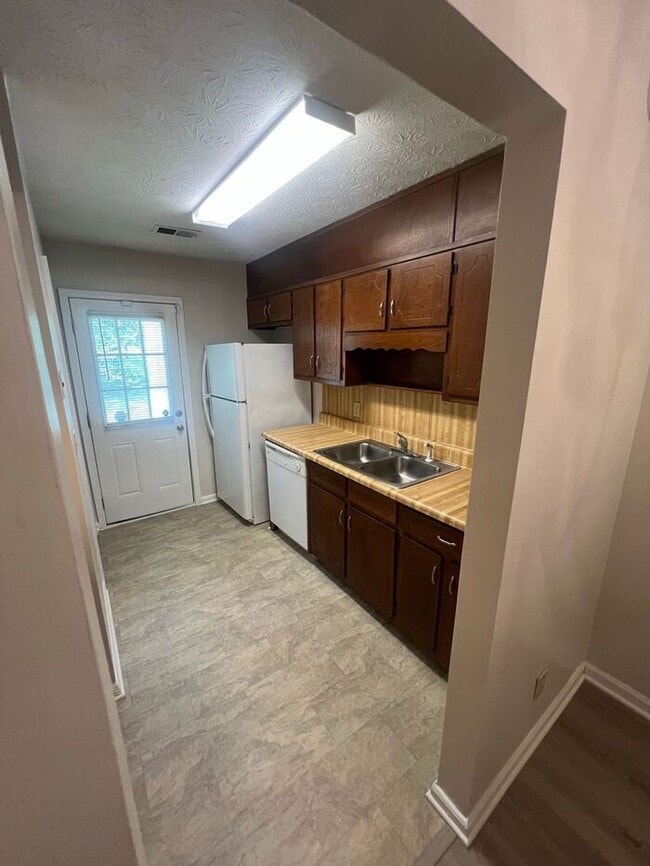 Building Photo - Beautiful 2 bedroom 2 bathroom ranch duplex Now Ready!