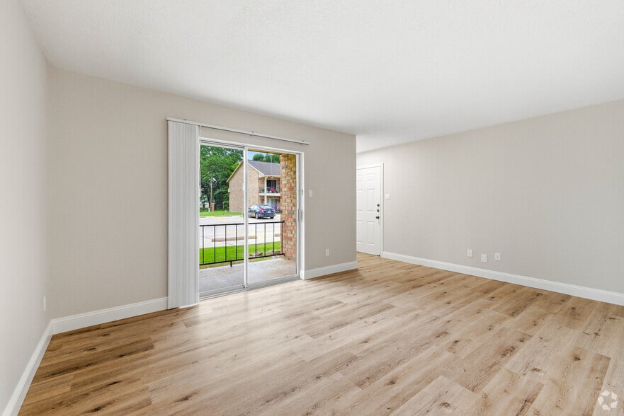 1BR, 1BA - 722SF - Living Room - Treadway Place