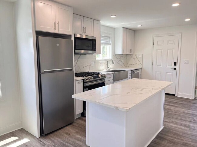 Building Photo - HOT SOMERVILLE LISTING!!!!!