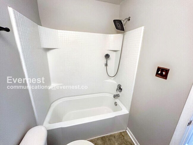 Building Photo - Beautiful 3-Bedroom Home with Garage / Pet...