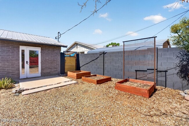 Building Photo - 346 E Papago Dr