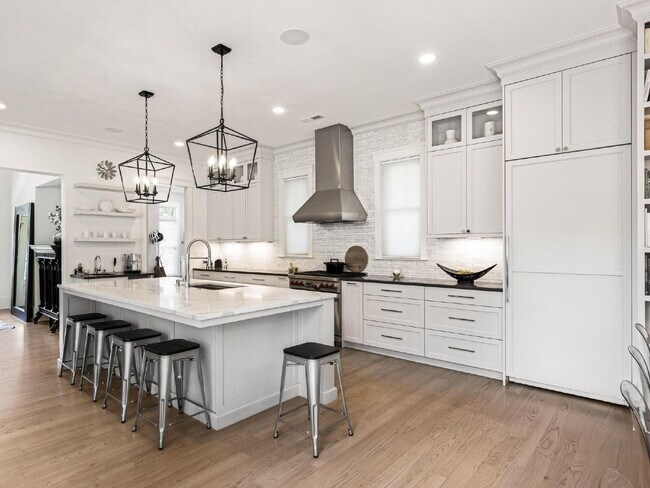 Building Photo - Spacious Elegance Awaits!