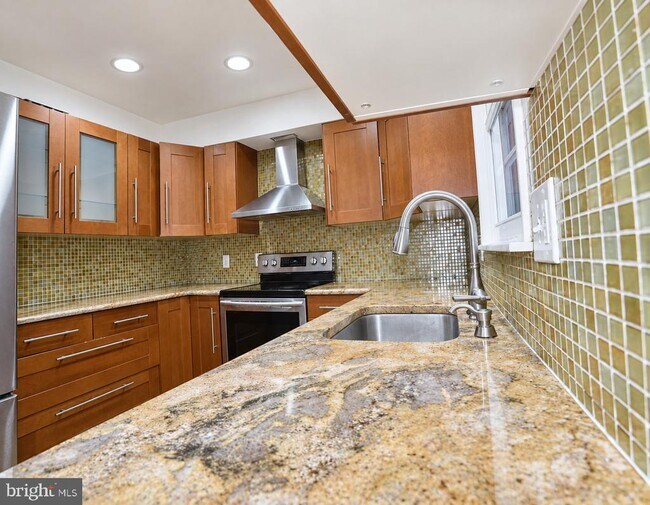 Building Photo - 604 Hillary Ct