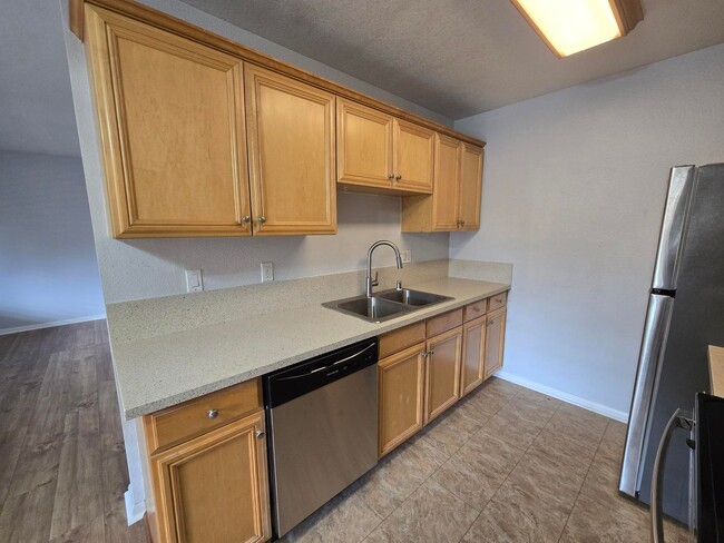 Building Photo - Spacious 2-Bedroom, 2-Bath Top-Floor Unit ...