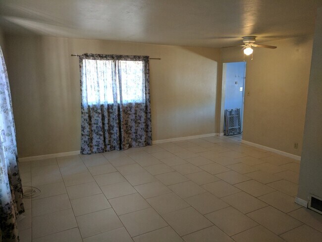 Building Photo - 2 Bedroom and 1 Bath Rental