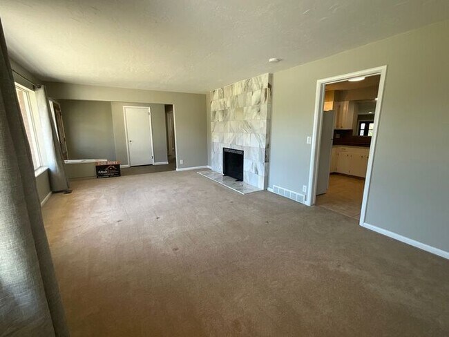 Building Photo - 3 bdrm 2 bath Home 2 car Garage small dog ...