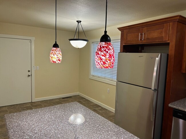 Building Photo - Updated Spacious Home!