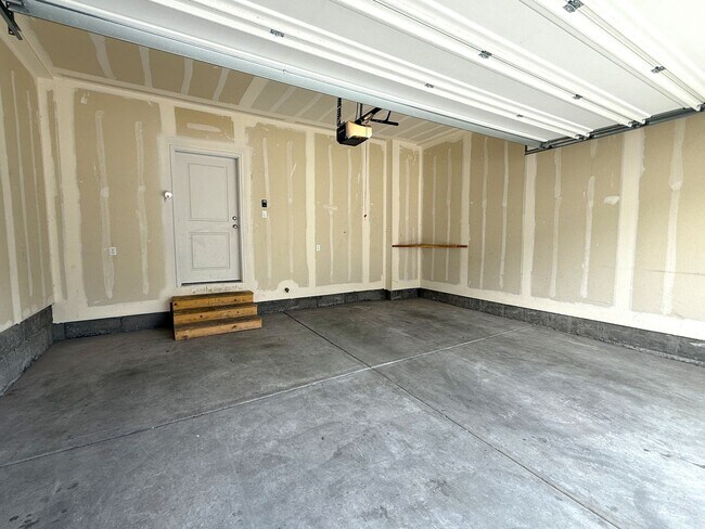 Building Photo - Townhome available now in Haven Dell!