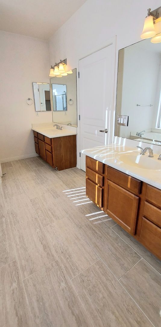 Building Photo - Short term available!! Great location! Dow...