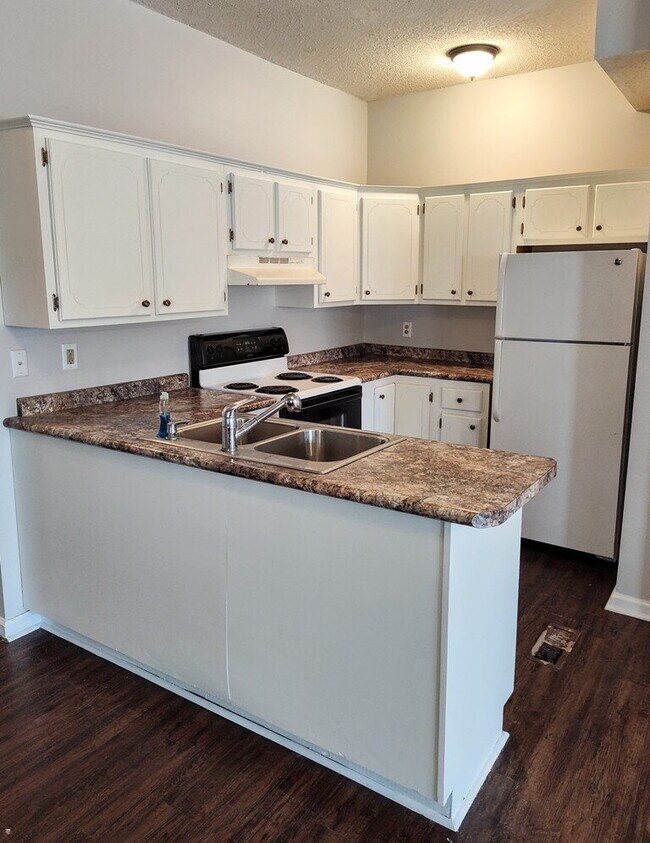 Building Photo - "Charming 3-Bedroom Retreat with Hardwood ...