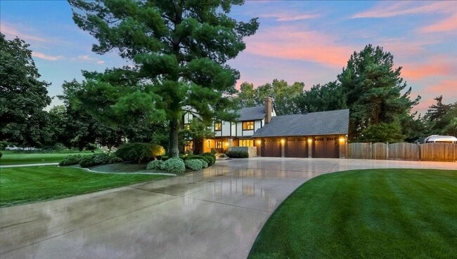 Building Photo - Luxury 5-Bedroom Home with Pool, Hot Tub &...