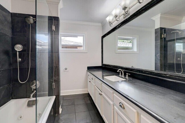 Building Photo - 6260 Briar Rose Dr