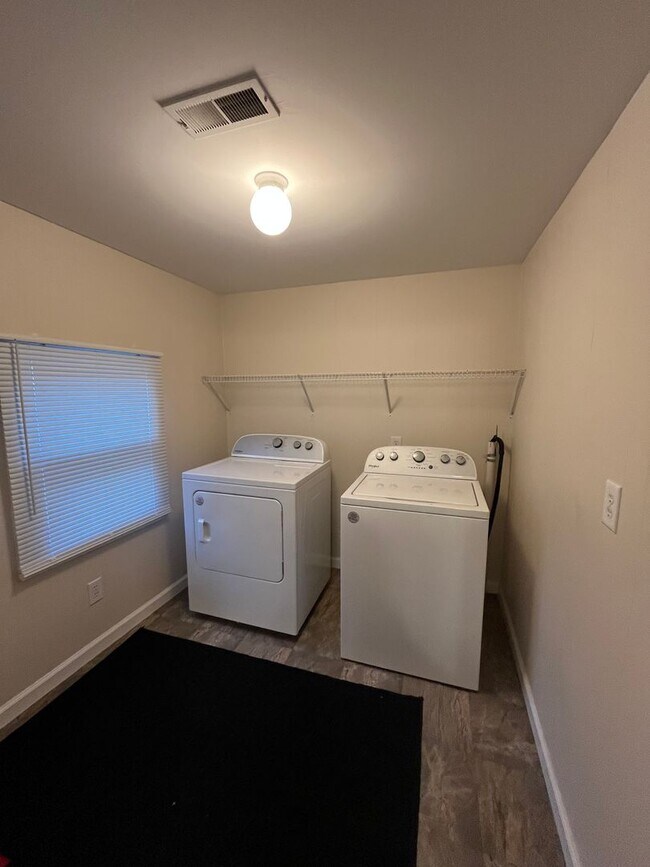 Building Photo - 1 Bedroom/ 1 Bathroom Duplex plus office, ...