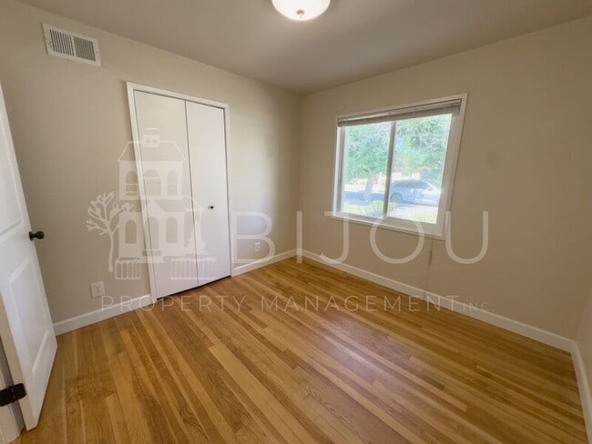 Building Photo - 2407 N Meade Ave