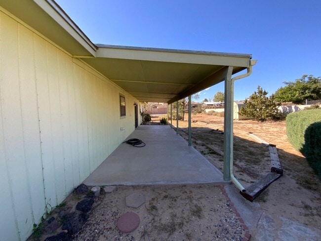Building Photo - 3 Bedroom Single Story Home Available Near...
