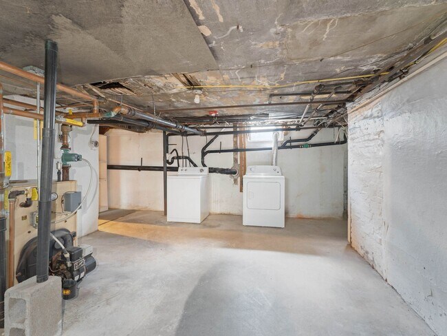 Building Photo - Spacious Updated Home with Modern Finishes in Mickleton