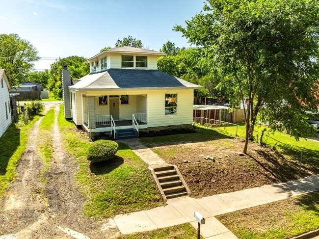 Building Photo - Freshly Updated 3 Bedroom House