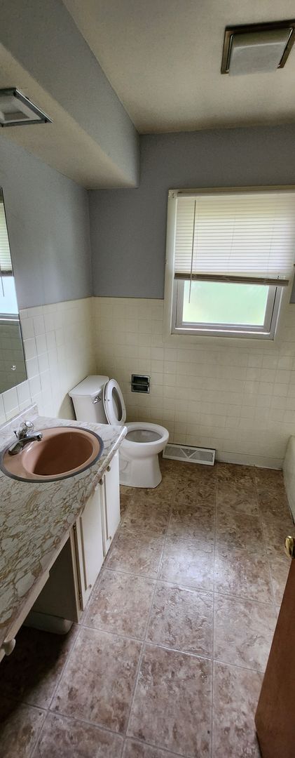 Building Photo - Beautiful 3 Bedroom 1 Bath 1550.00