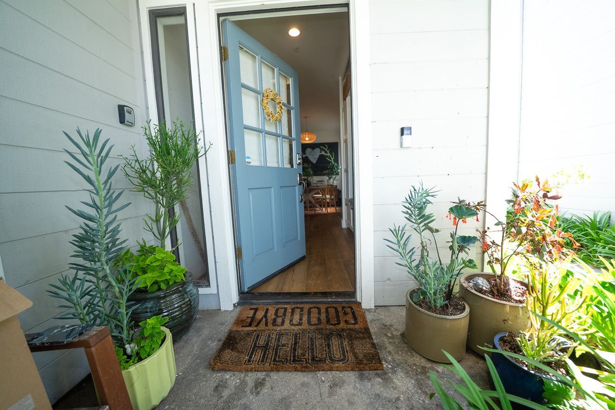 Building Photo - 4527 Carpinteria Ave