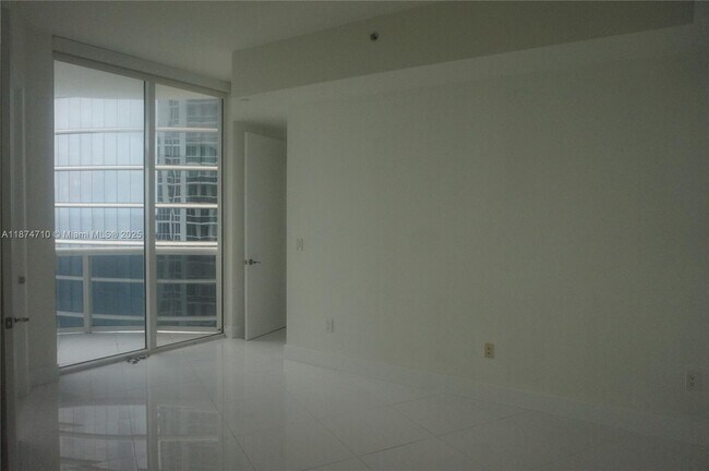 Building Photo - 15811 Collins Ave