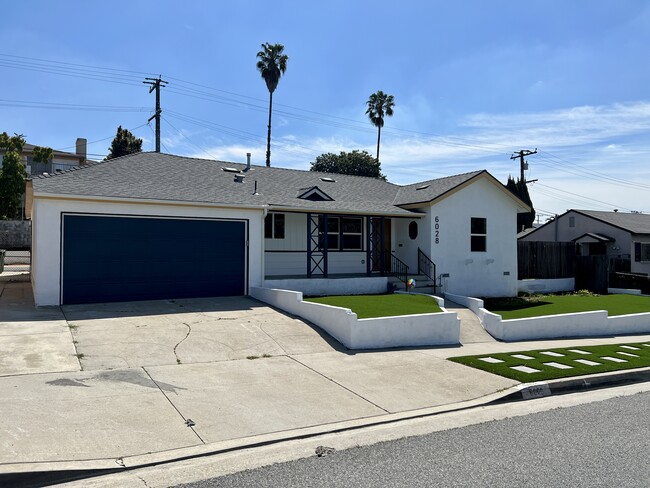 Building Photo - 6028 S La Brea Ave