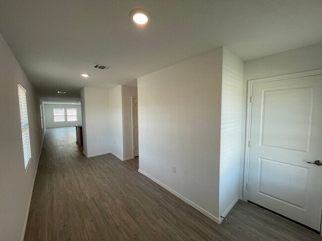 Building Photo - Beautiful 4 bedroom, 2 bathroom Home in Vida near Texas A&M San Antonio!