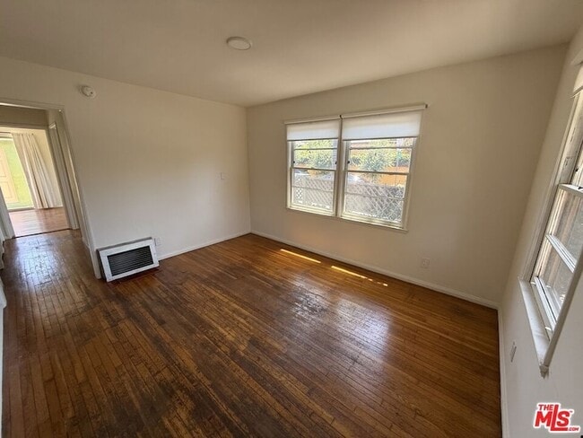Building Photo - 802 Superba Ave