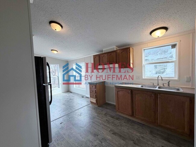 Building Photo - Three Bedroom | Two Bath House