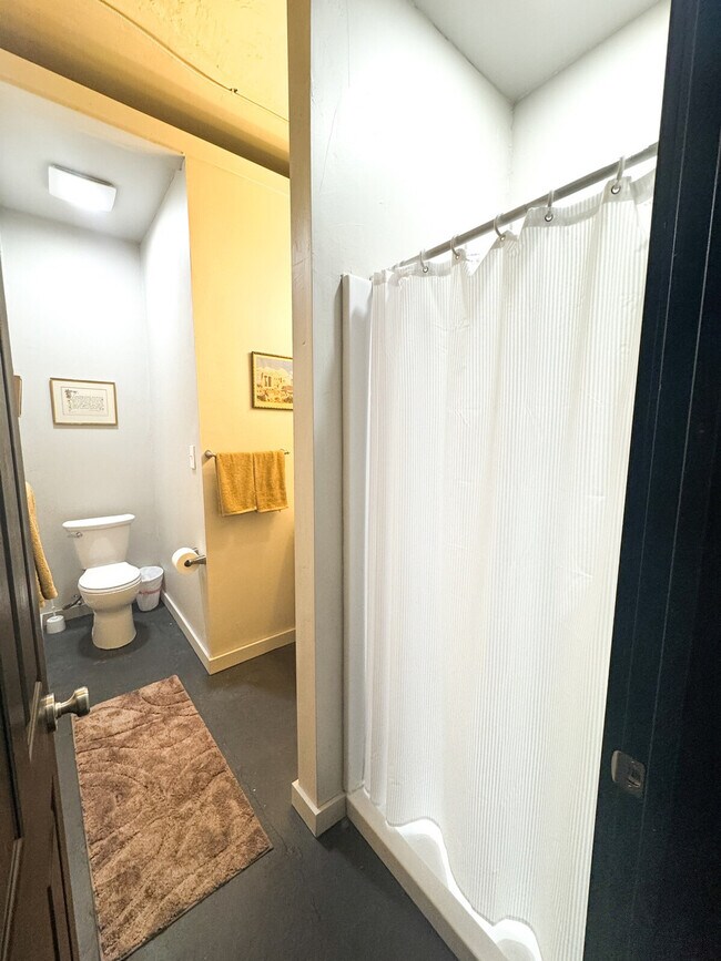 Building Photo - 2632 Wellington Rd