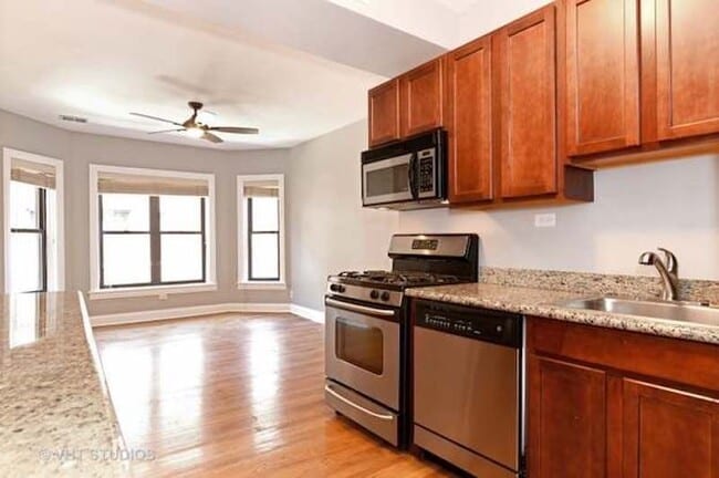 Building Photo - 903 W Cornelia Ave