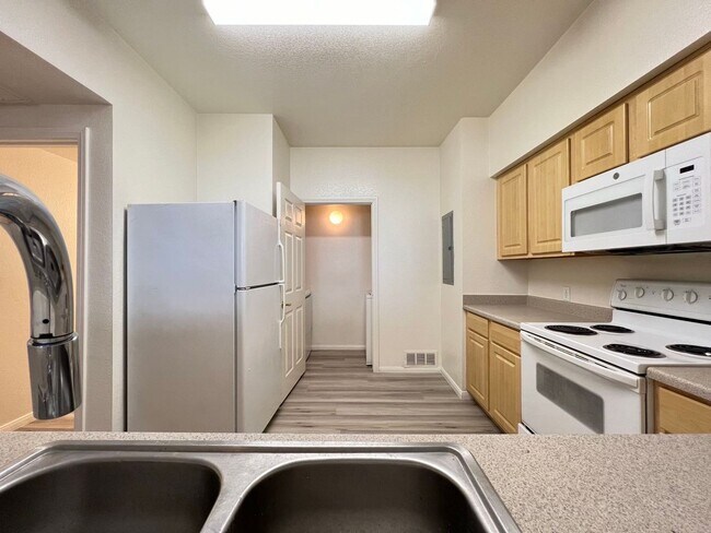 Building Photo - Sweet condo on the first leve