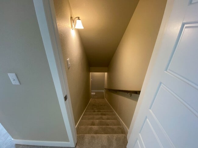 Building Photo - Stunning 4-Bedroom Duplex in Desirable Alpine Vista Neighborhood