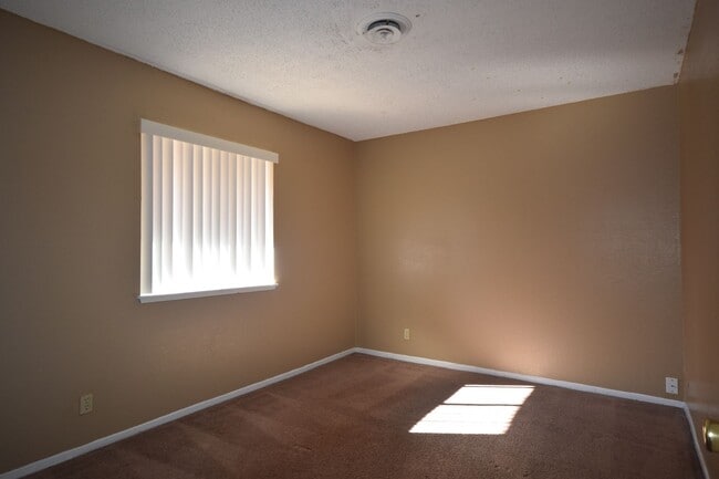 Building Photo - Cozy single story condo close to the commu...