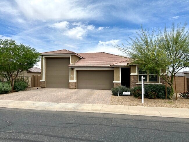 Building Photo - Massive RV Garage plus fantastic floorplan in Casa Vista