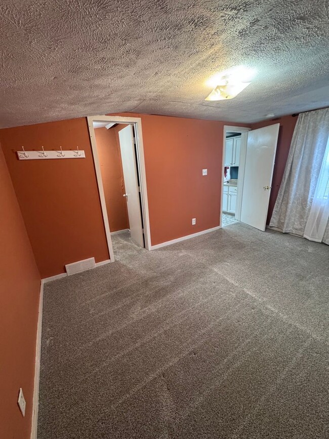 Building Photo - Updated South End 3 Bedroom