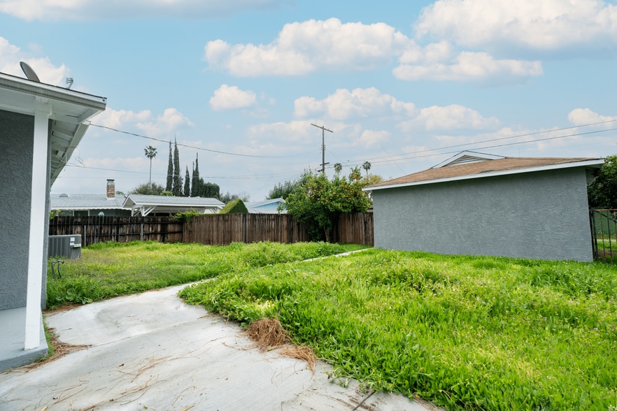 Building Photo - 15942 Devonshire St