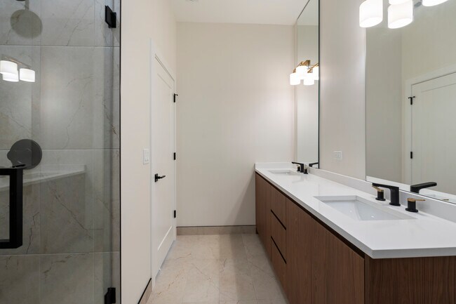 Building Photo - 428 E 50th Pl