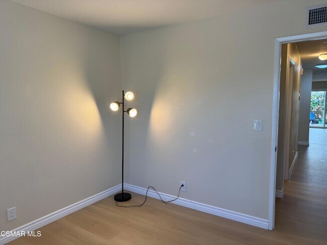 Building Photo - 846 Lindawood St