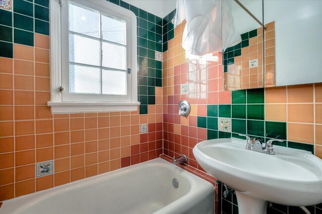 Building Photo - 366 S Crescent Heights Blvd