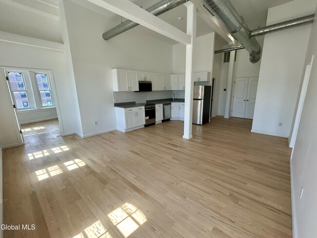 Building Photo - 155 River St