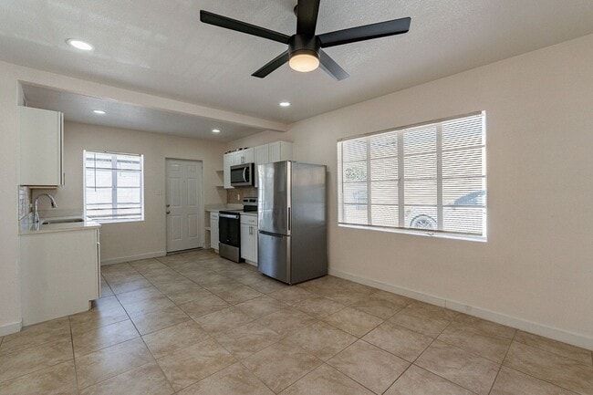 Building Photo - Two Bedrooms - Central Phoenix!