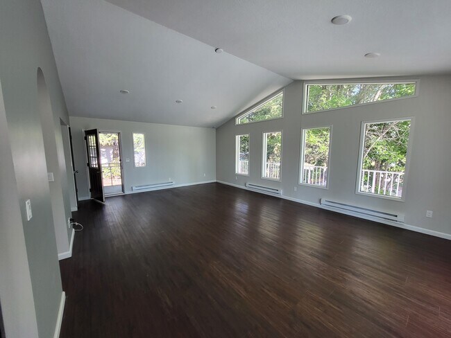 Building Photo - 1215 Hillcrest Dr