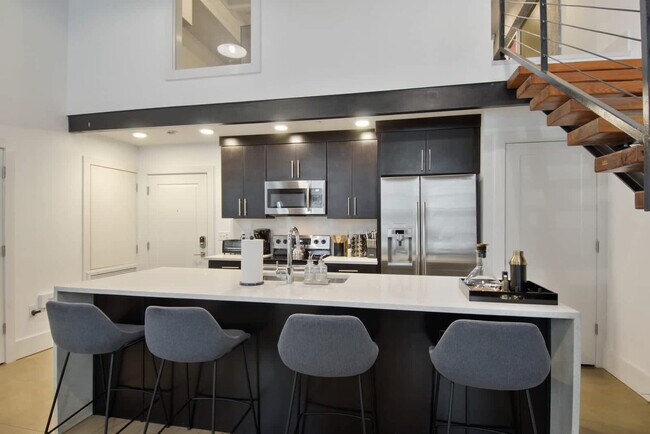 Building Photo - 822 Howard Ave