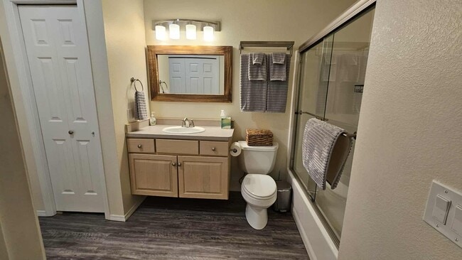 Building Photo - Fully Furnished Condo on Lake - This can b...