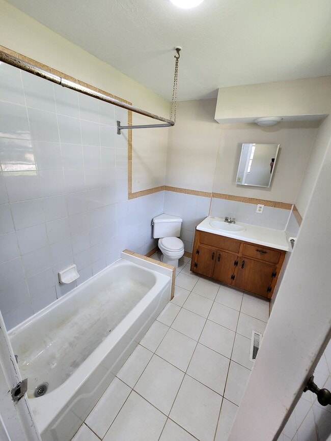 Building Photo - Spacious 3-Bedroom, 2-Bathroom Home COMING...