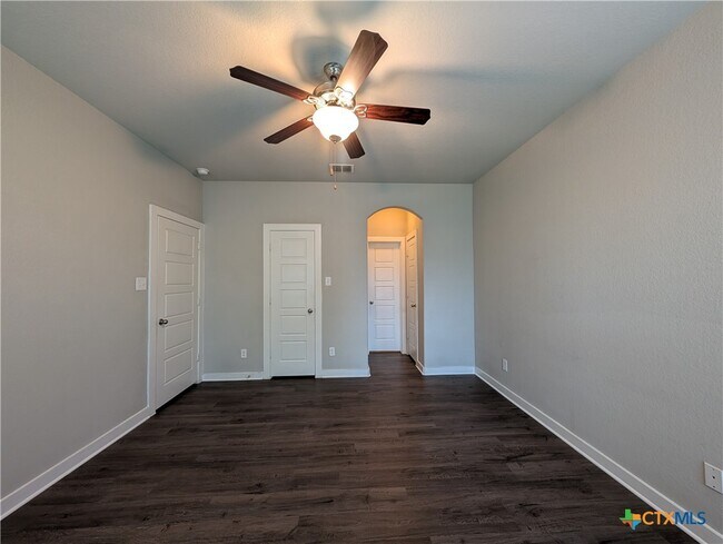 Building Photo - 546 Creekside Frst