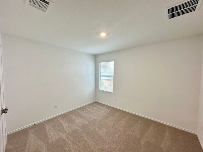 Building Photo - Beautiful Recently New Build Home in West ...