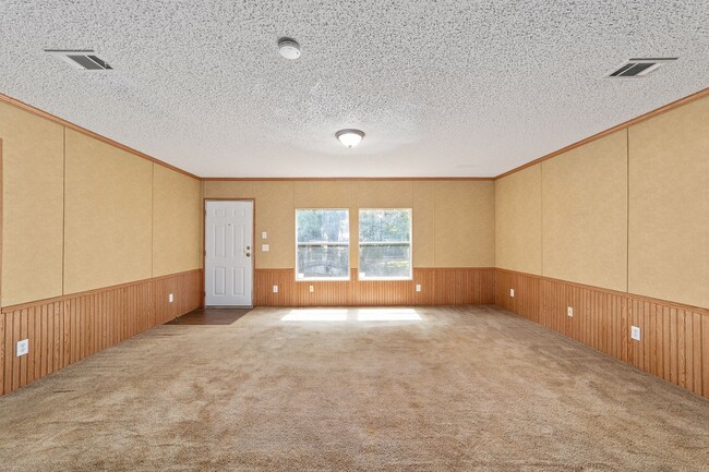 Building Photo - Spacious 3BR/2BA Home  Available Now!