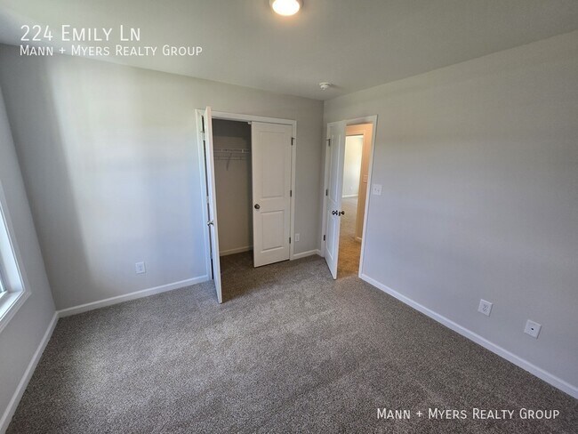 Building Photo - 224 Emily Ln